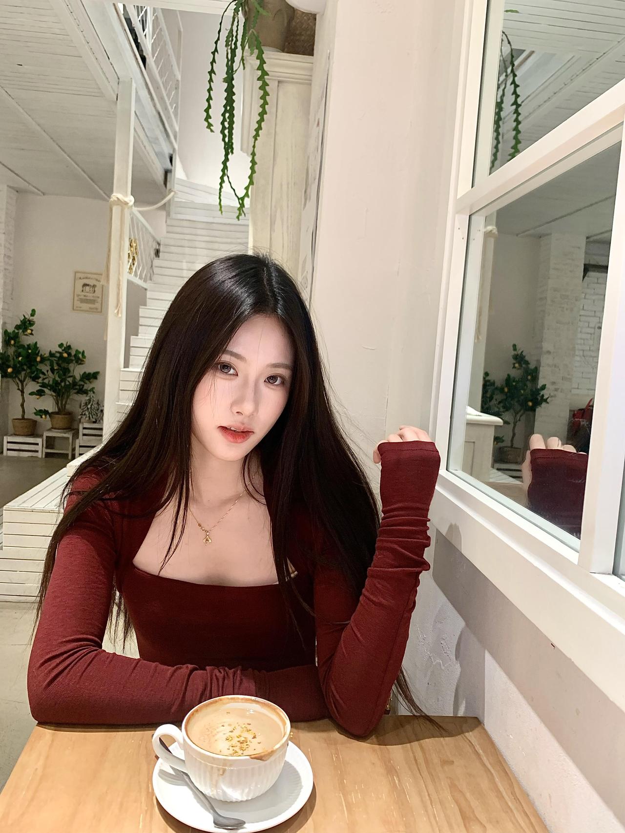 声声慢·咖馆红衫作者Ⅰ朱珠藤垂翠缕，阶叠白痕，咖厅暖漾晴光。一袭红衫