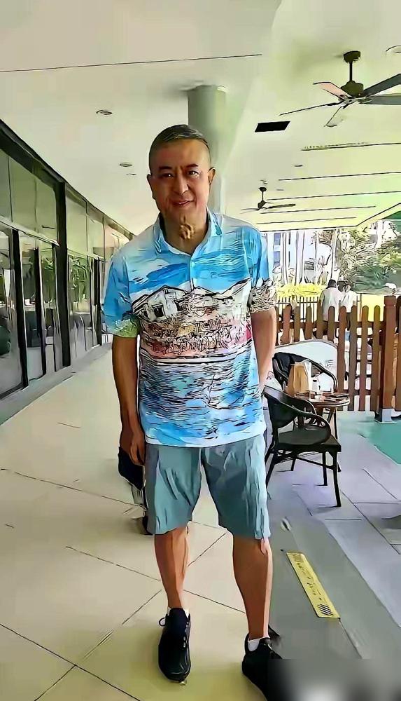 张嘉译的强直性脊柱炎，已经缠了他快30年。原本1米78的个子，现在看起来才1