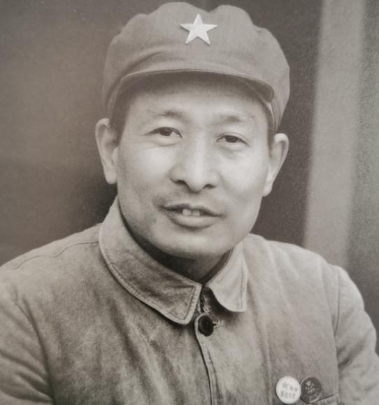 1944年，苏中军区军营里，一个25岁的司务长被五花大绑，跪在操场上等着吃枪子儿