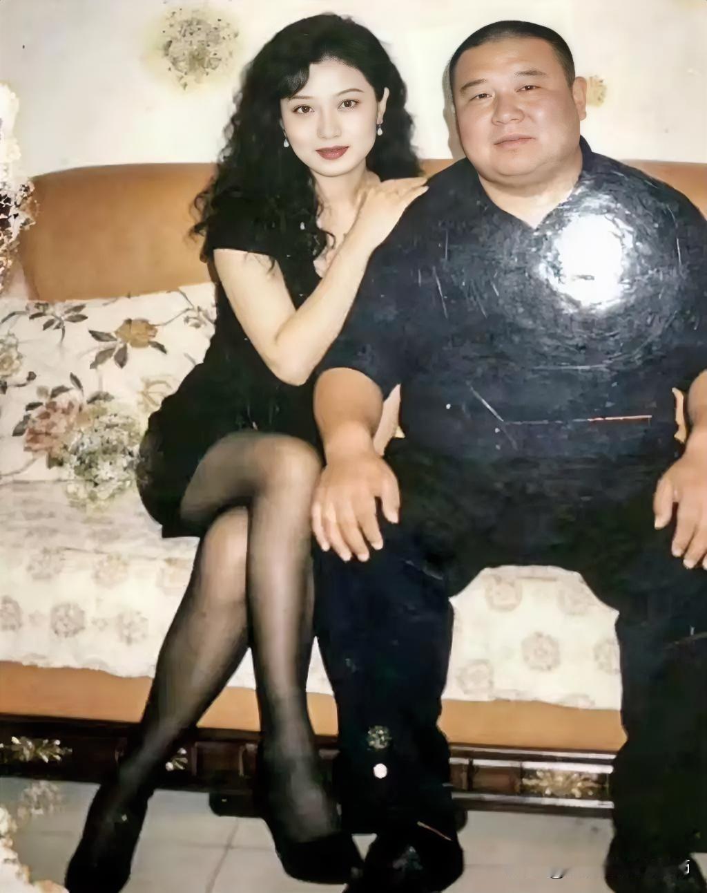 老照片！当年煤老板身边的美女！