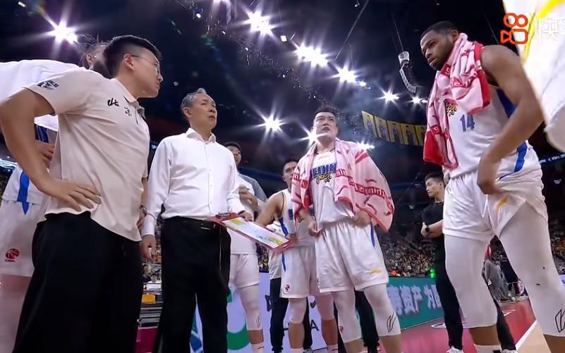 北京首钢第四节最后4分钟关键时刻摆出一大四后卫阵容，这是怎么个意思？明明广东队最