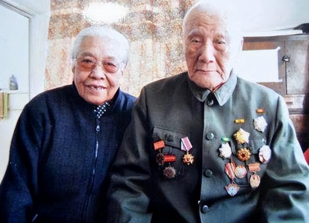 1940年9月，延安，毛主席去食堂时，一个人拎着木棍朝毛主席后脑勺砸去，千钧一发