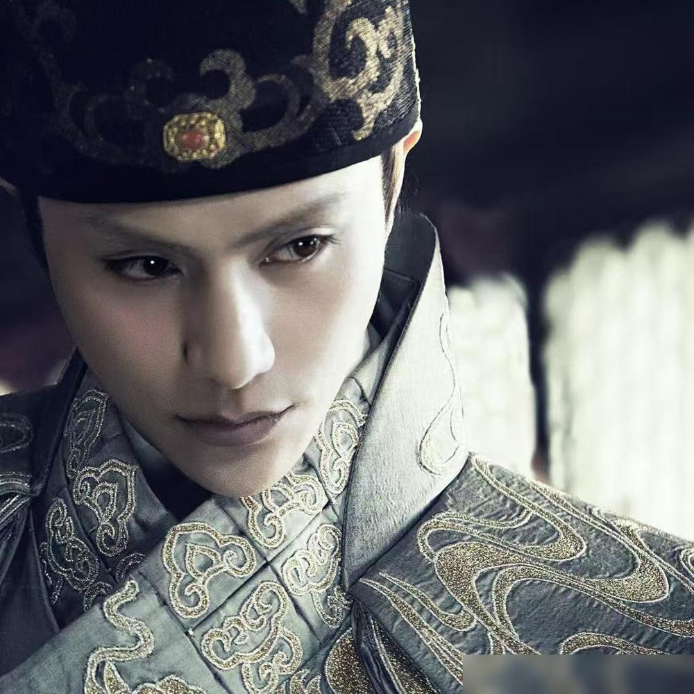 “粉底液将军”被骂上热搜，你以为他演技烂？我告诉你，你太天真了。这不是审美降级，