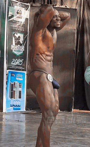 这个健身的黑人，真是全面碾压，看得我都脸红了。果然什么都得靠天赋！外国黑人黑人