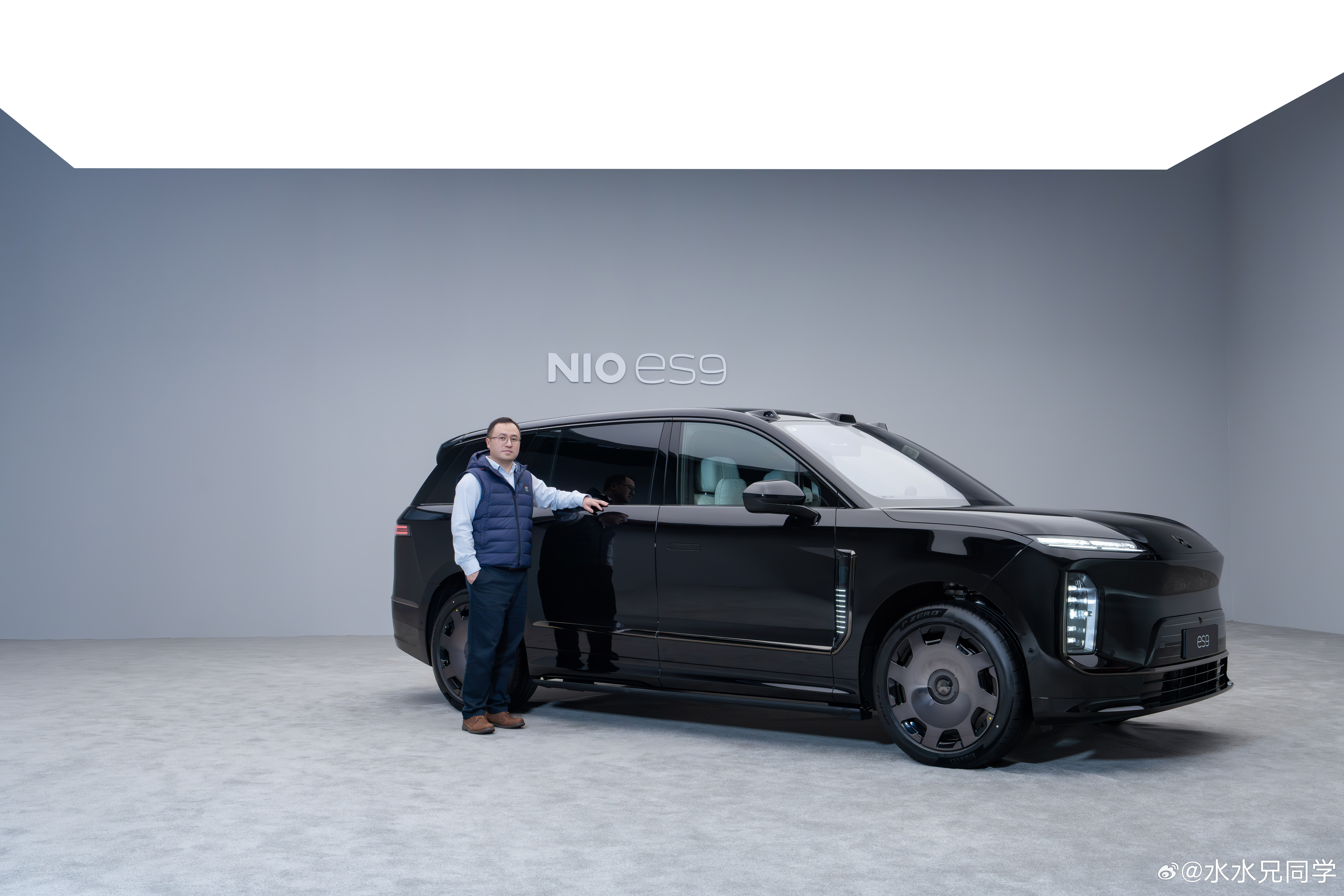 很幸运，分到了一台黑色外观，熏黑镀铬条和LOGO的黑武士版本ES9，这个大饼轮毂