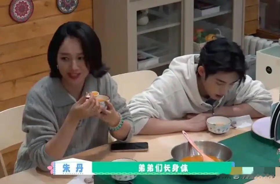 6月15日，朱丹重男轻女分鸡腿惹争议！让21岁的欧阳娣娣吃鸡翅，说28岁董思成