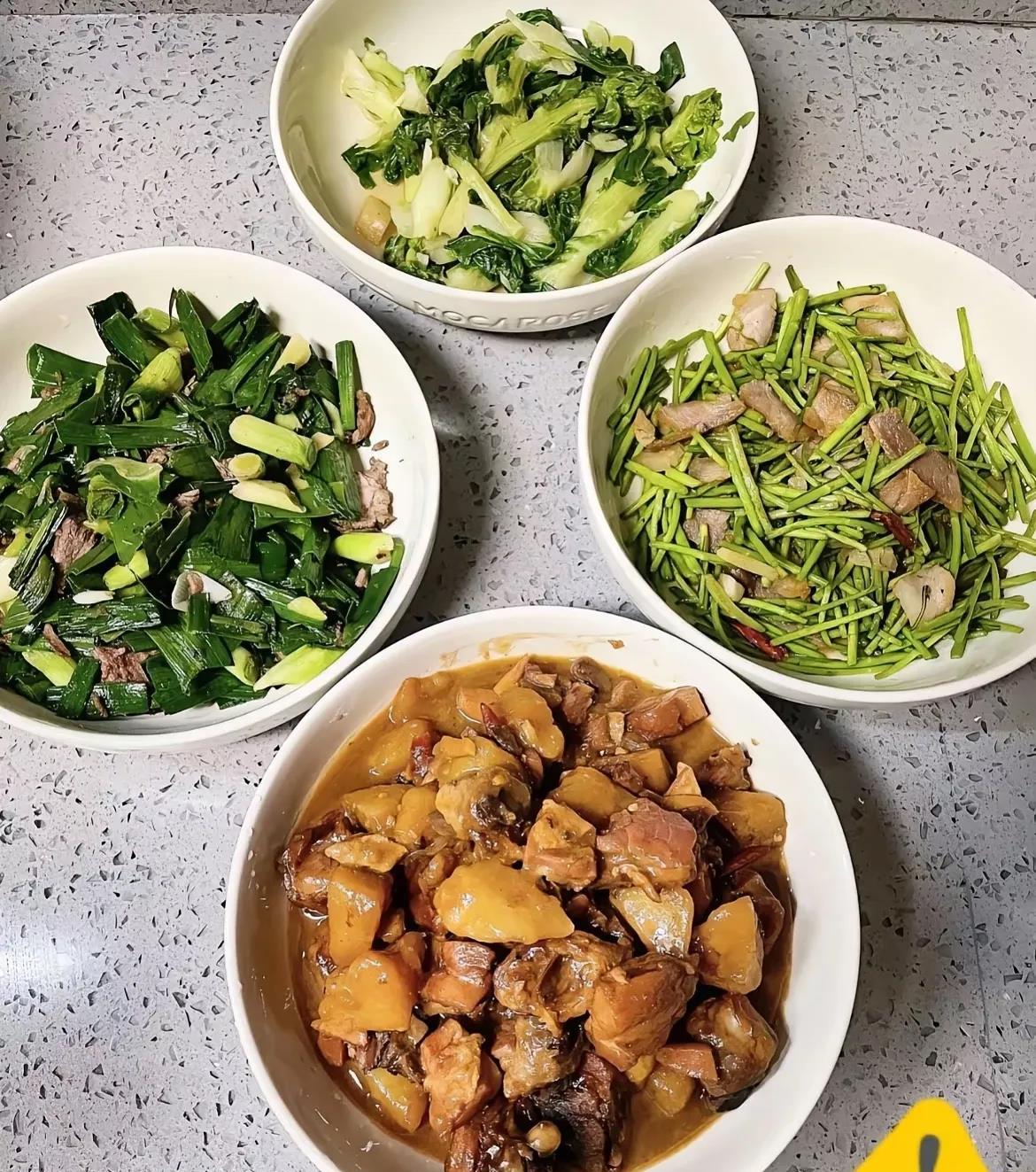 婆婆做的午饭，这样的你有食欲吗？我反正看了就没胃口，甚至有点饱。每月交600块