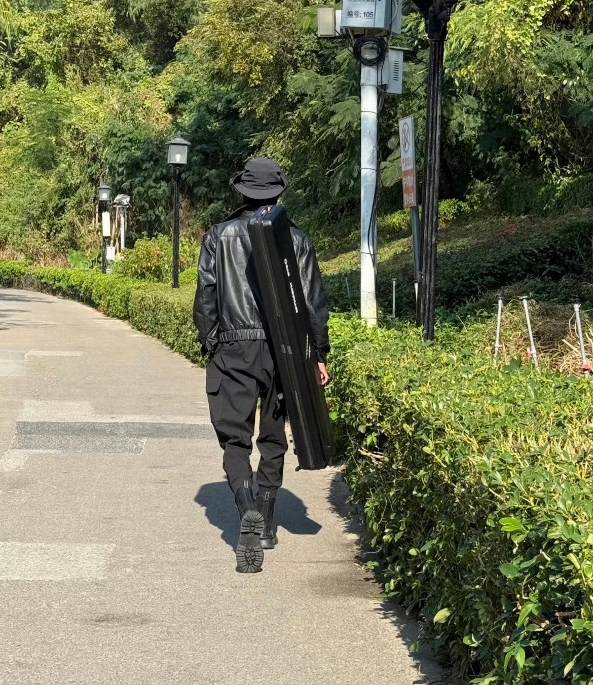 李现 下次就这么伪装网友把一个打扮得非常像🥷的人认成了李现李现内心os：下次就