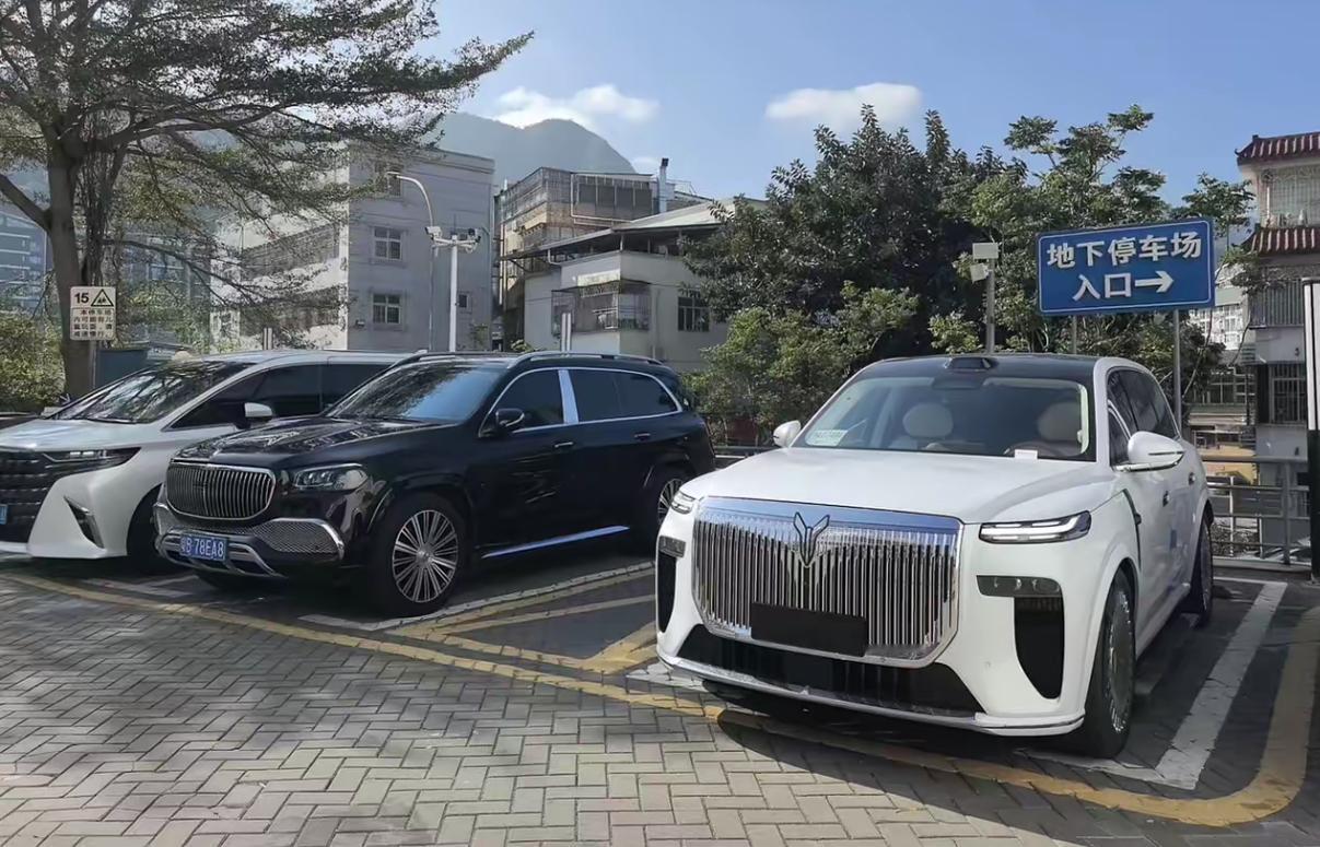 被称作国产“库里南”的岚图泰山今天正式登场，这车一出现，直接在高端SUV市场掀起