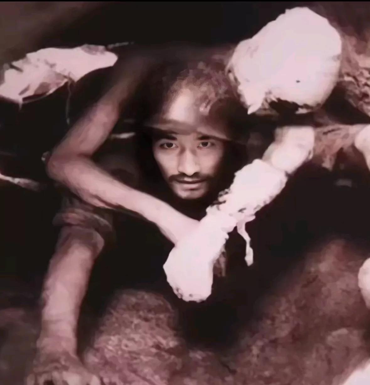 他不是不怕，是身后没人能再退。那天老山前线猫耳洞外，炮声没停过。马升云趴在地上