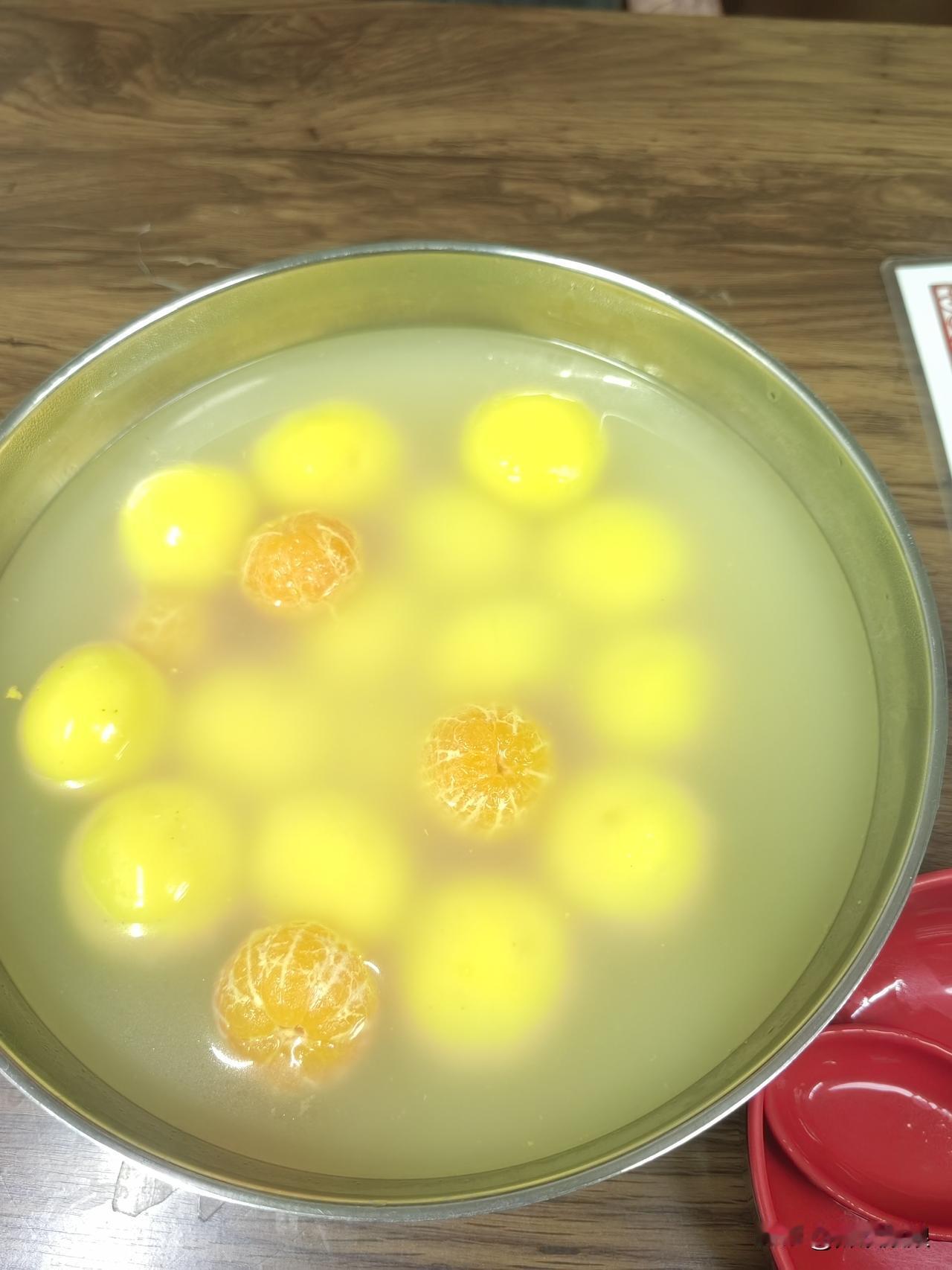 前天去旁边买包子，我平时多是吃白菜馅的，那天想要个酸菜馅的。我买包子的时候，