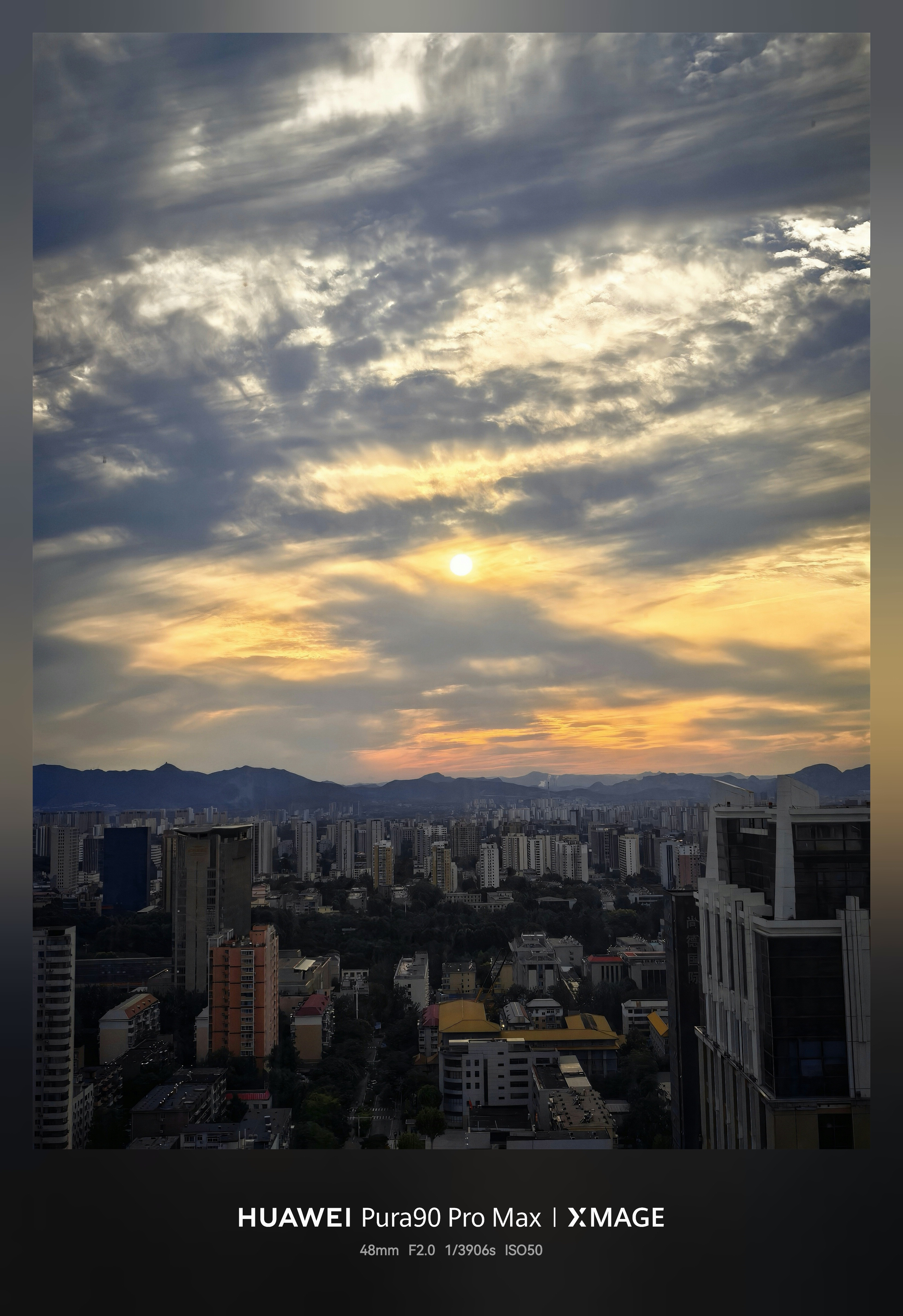 过敏性鼻炎基本不打喷嚏了，但是眼睛还有点痒，眼皮有点肿，早晨打了针，医生说不要吃