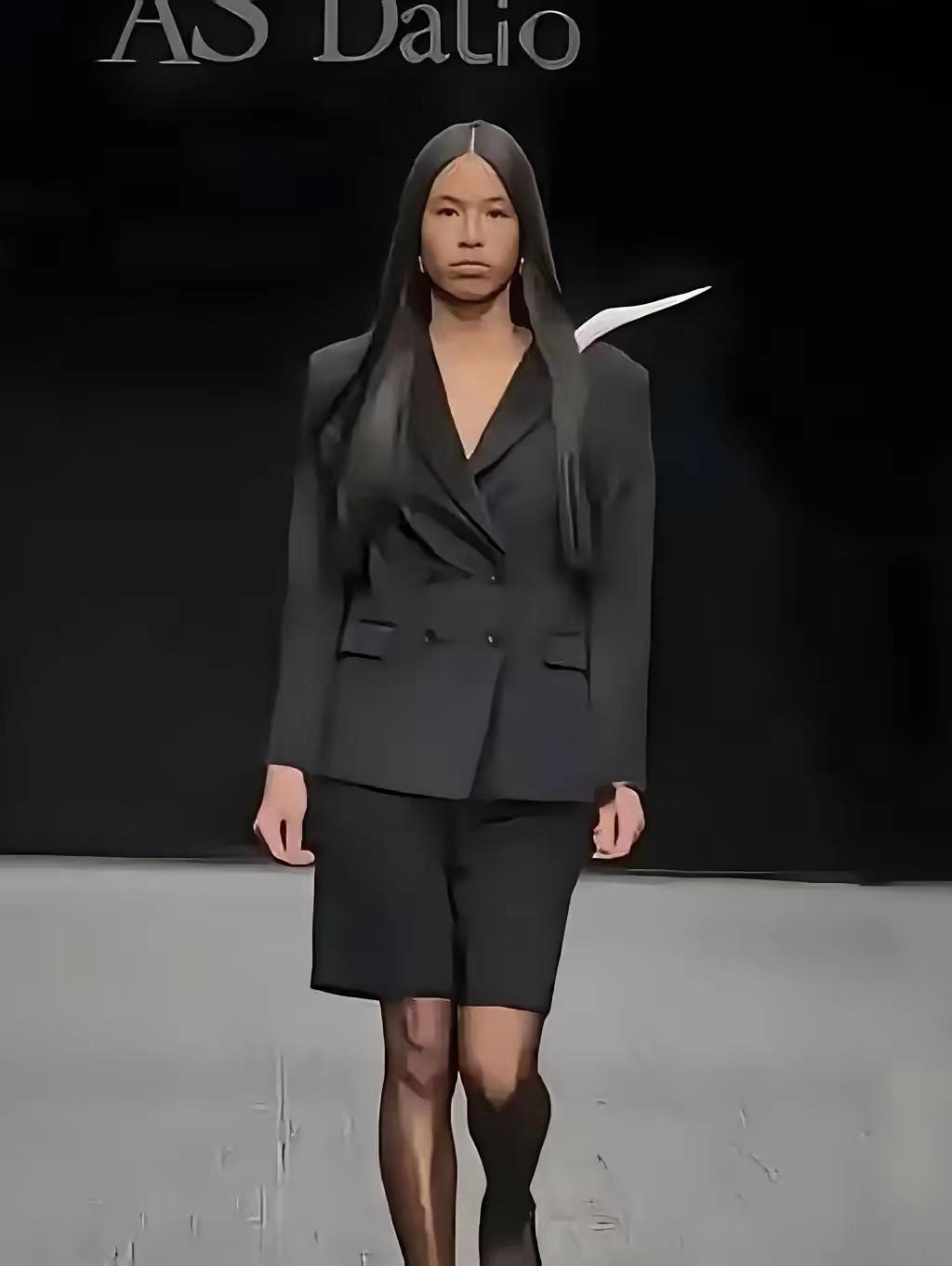 张庭女儿亮相巴黎时装周，被称东方黑天鹅，早年她因肤色和五官风格被网友吐槽颜值普