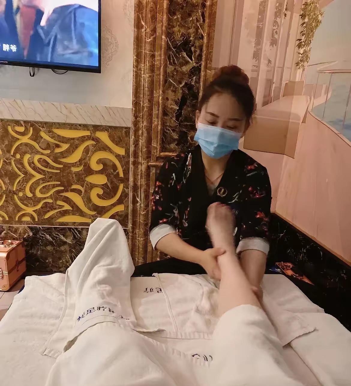 安徽泗县，男子深夜来到一家足浴店，点名要求漂亮的女老板亲自给他按摩，女老板谎称自