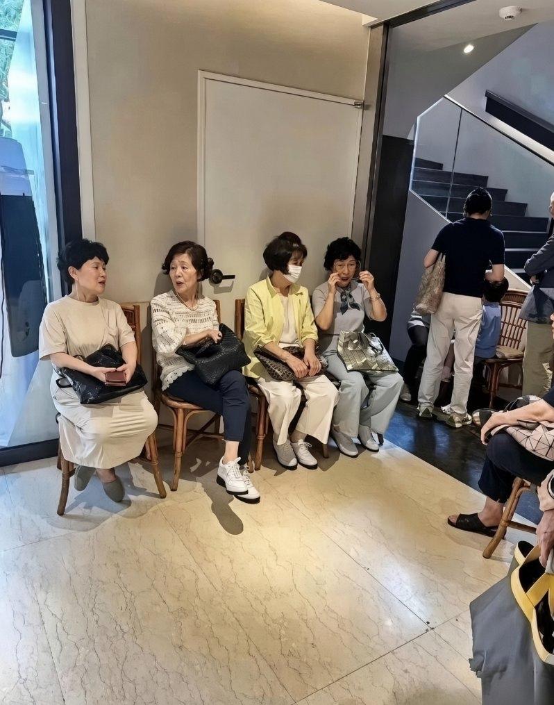 左边是韩国大妈，右边是中国大妈，两种不同的气质