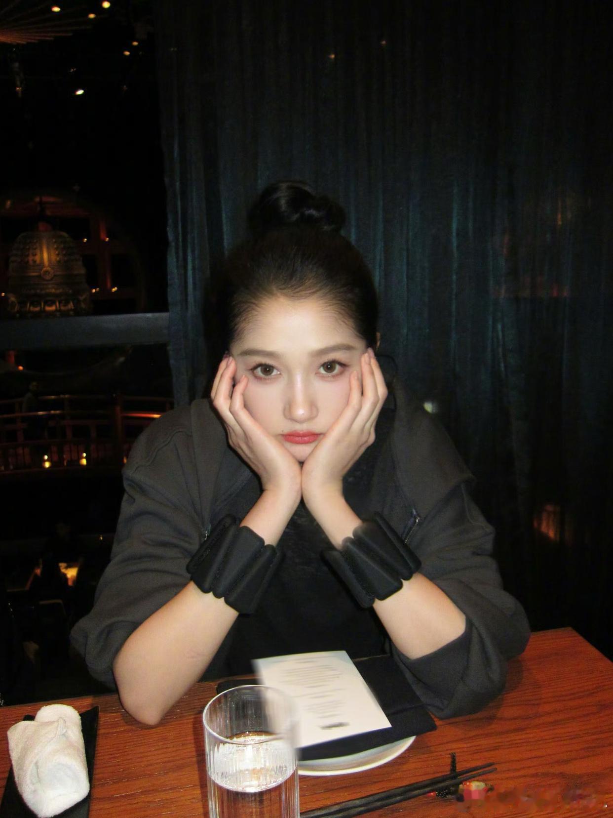 1.关晓彤不会出面发什么实锤的，她如今专注工作事业，绝对不会搞恋情瓜陷害自己的。