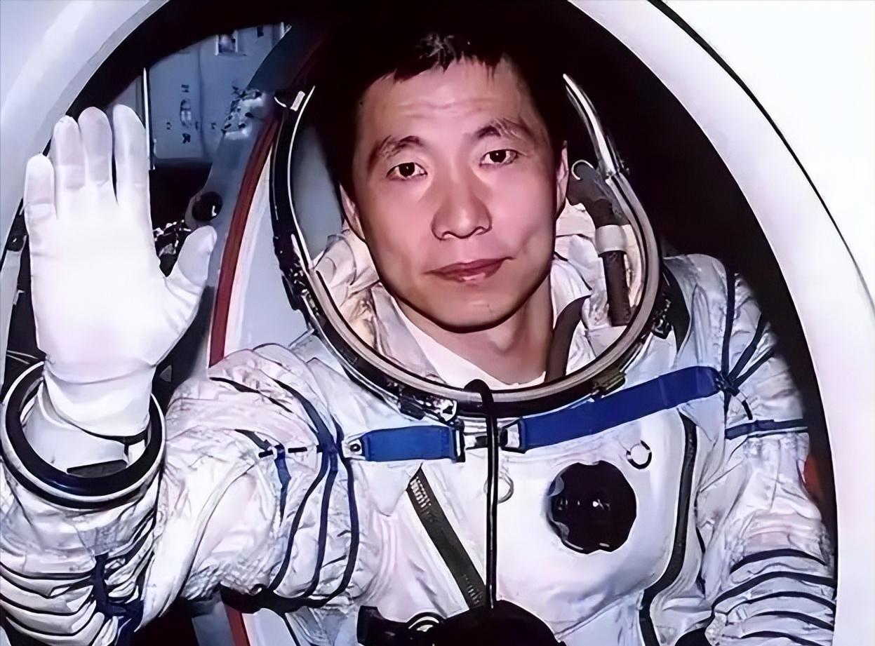 杨利伟为何没再上天？其实他能活着回来已经非常幸运了，当时无人不畏惧在攀登过程中陨