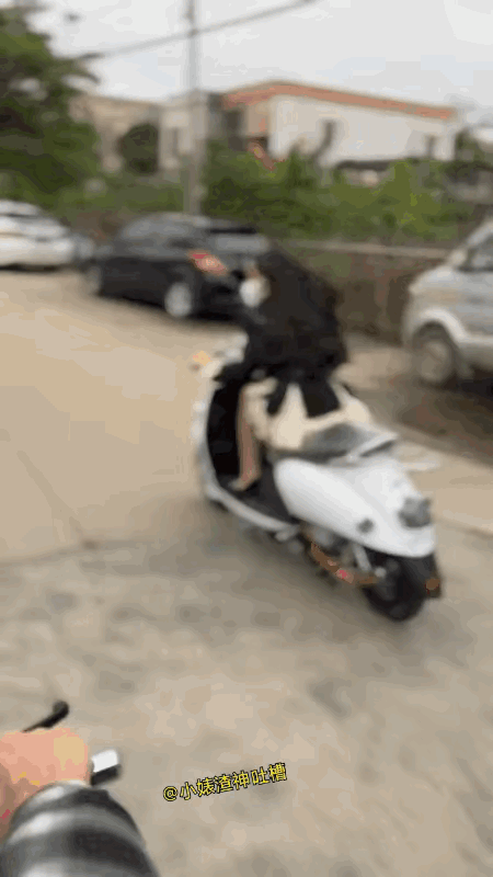 有一说一，小姐姐开起这个车，还是挺帅的。