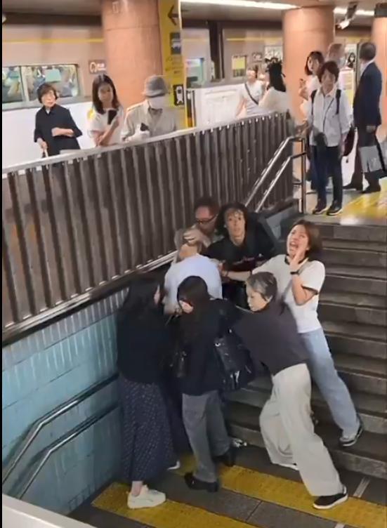 日本女性们在地铁站又抓到一个“痴汉”，现场很混乱！