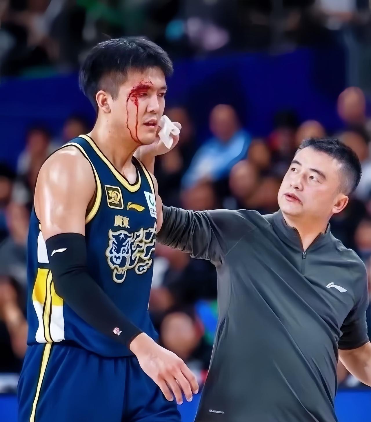 前广东宏远男篮球员黄荣奇社媒晒出多张图片告别广东宏远男篮俱乐部！看得出来，他对