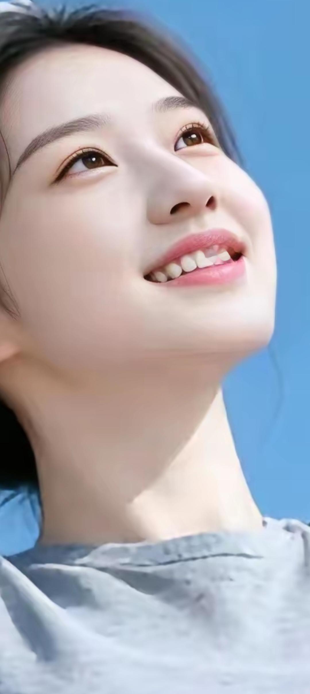 阳光下的微笑，温暖如初见。🌞😊