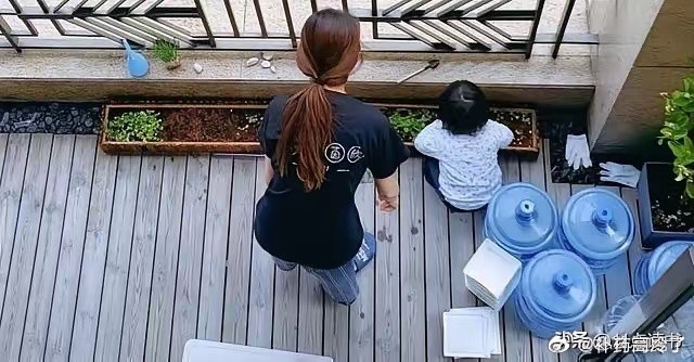 49岁蔡少芬香港83㎡豪宅曝光：全屋极致收纳，一家五口挤小家竟如此幸福