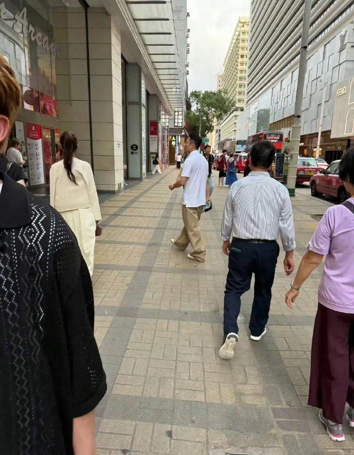 汪小菲和马筱梅现在出去都是成双成对的，小梅总是一付贵妇打扮，一袭长裙拖地，毫不在