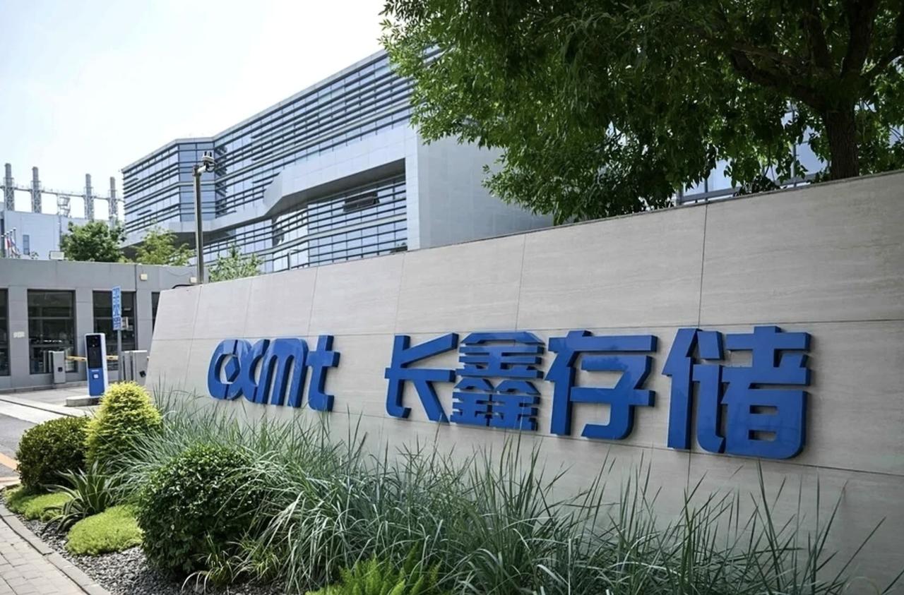 近日，韩媒爆长鑫存储"偷三星配方"量产DRAM！岛内高潮了韩国《每日经济新闻