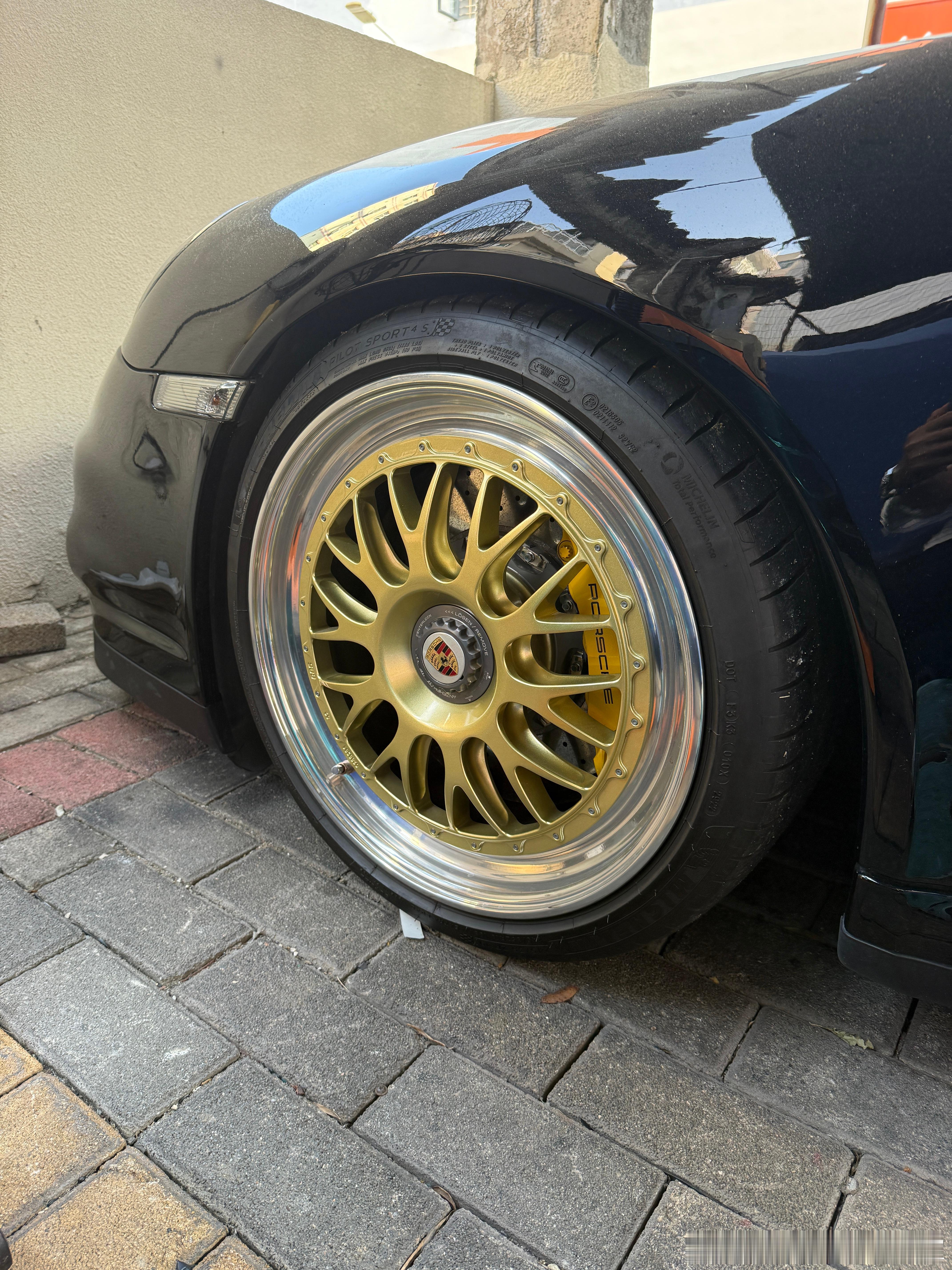 今天村里的车怎么啦，不管新旧都要改刹车轮毂才出门，真的轮下比车贵