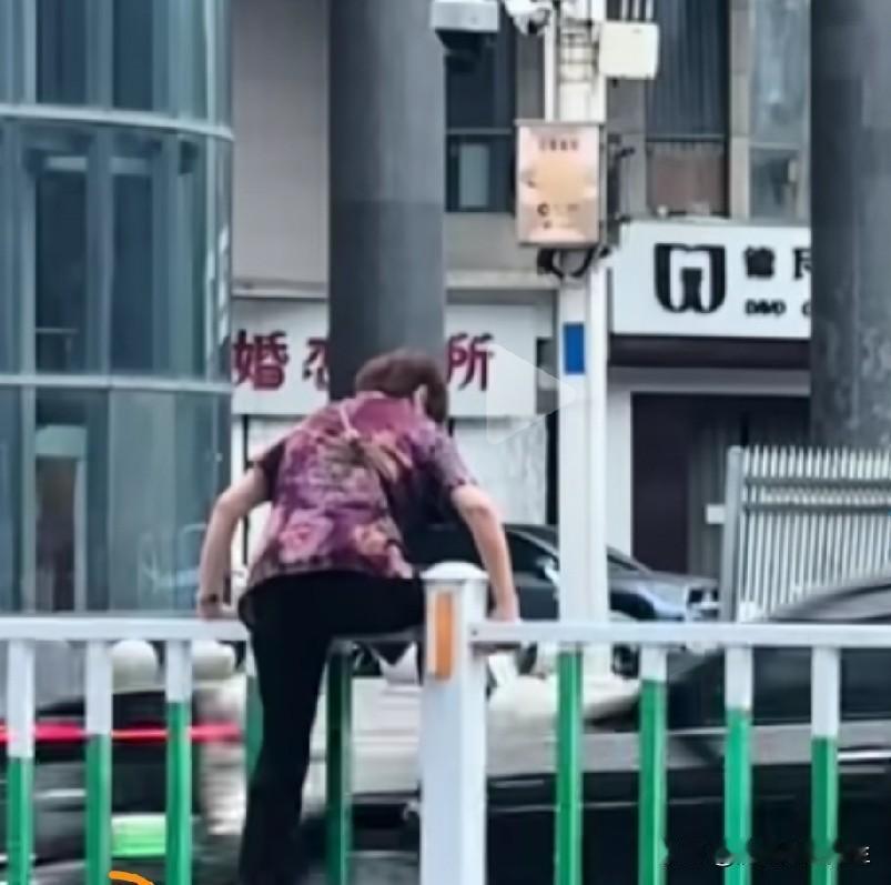 今天听同事说：邻村的一个老头，站在房顶上够枣，出意外掉下来摔死了。今天去她老公的