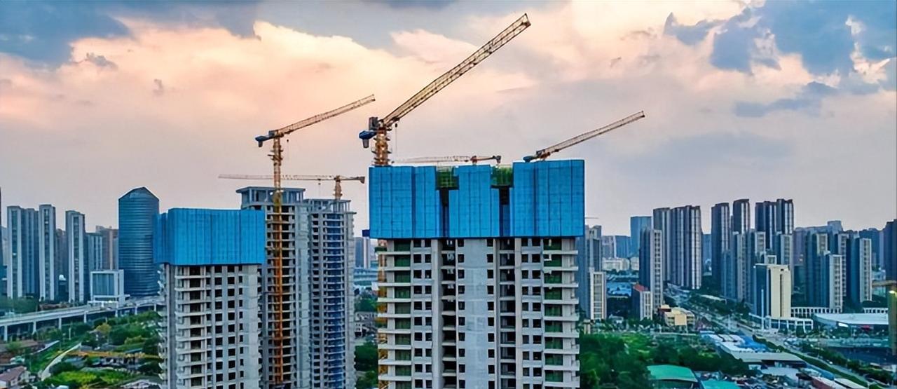 扎心！地产大佬扎堆香江享清闲，内地百姓却在为烂尾楼彻夜难眠最近这两年，房地产