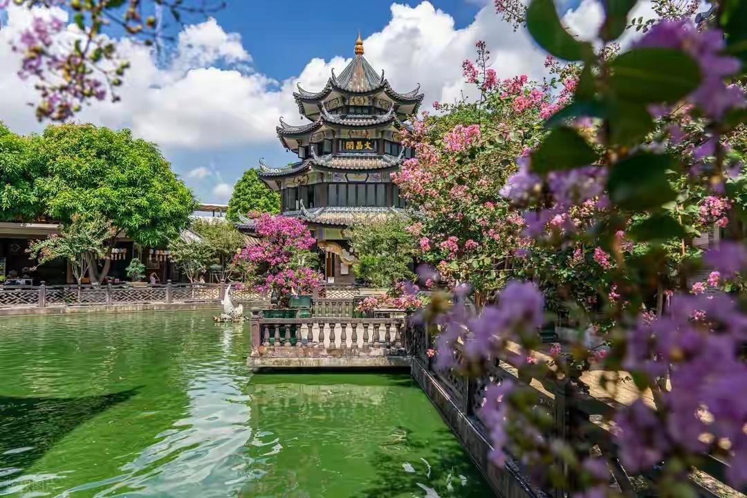 出了宾馆门，还没走两分钟，身后“砰”的一声。回头一看，心都揪起来了——一位大