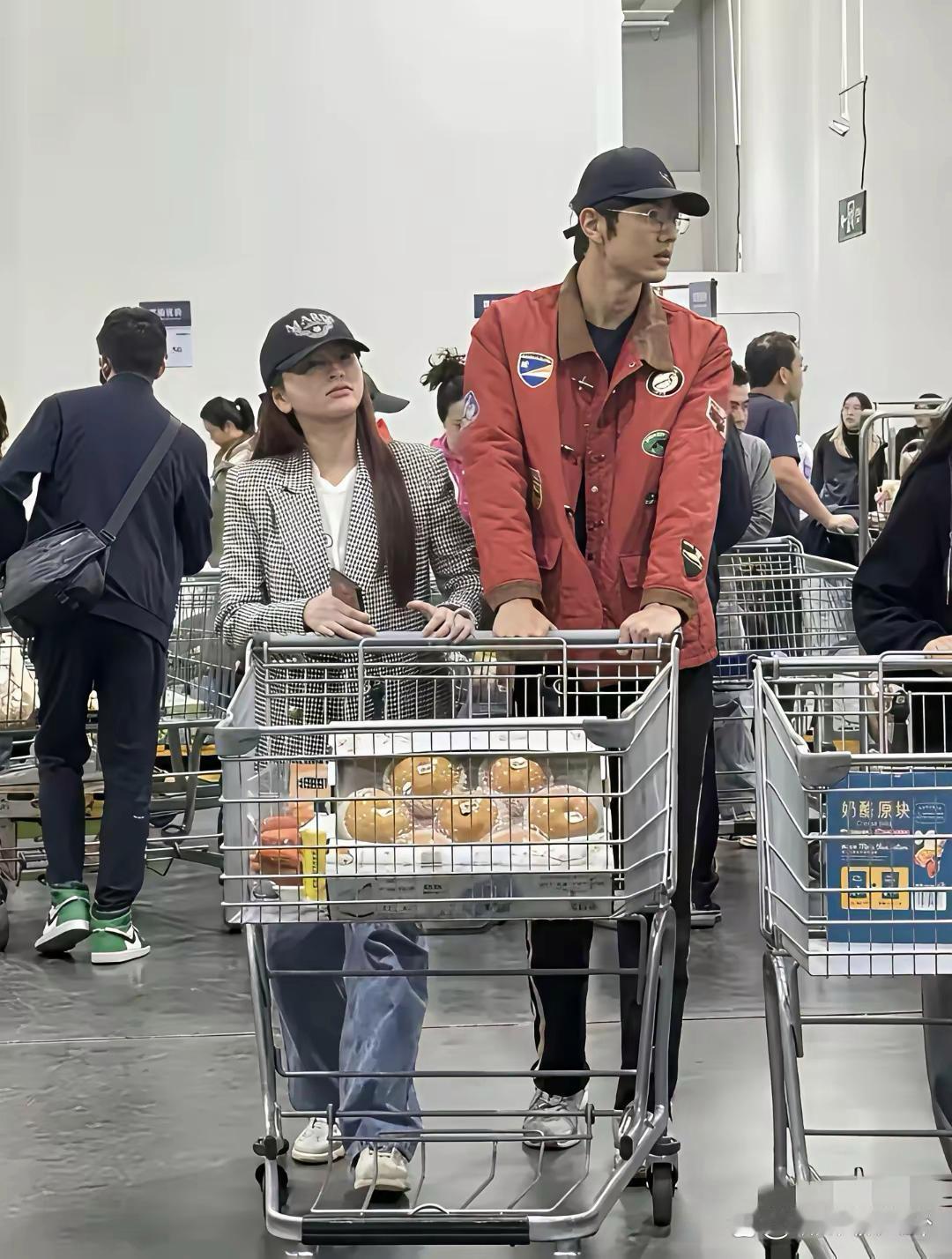 金莎的男朋友真的好高好帅呀！