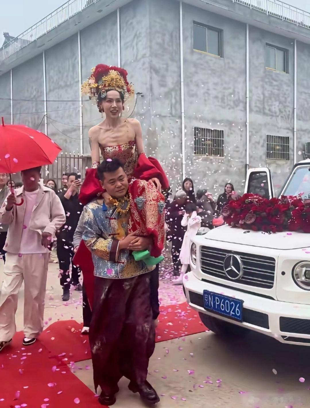 这个新娘太瘦了吧，看着感觉很奇怪啊