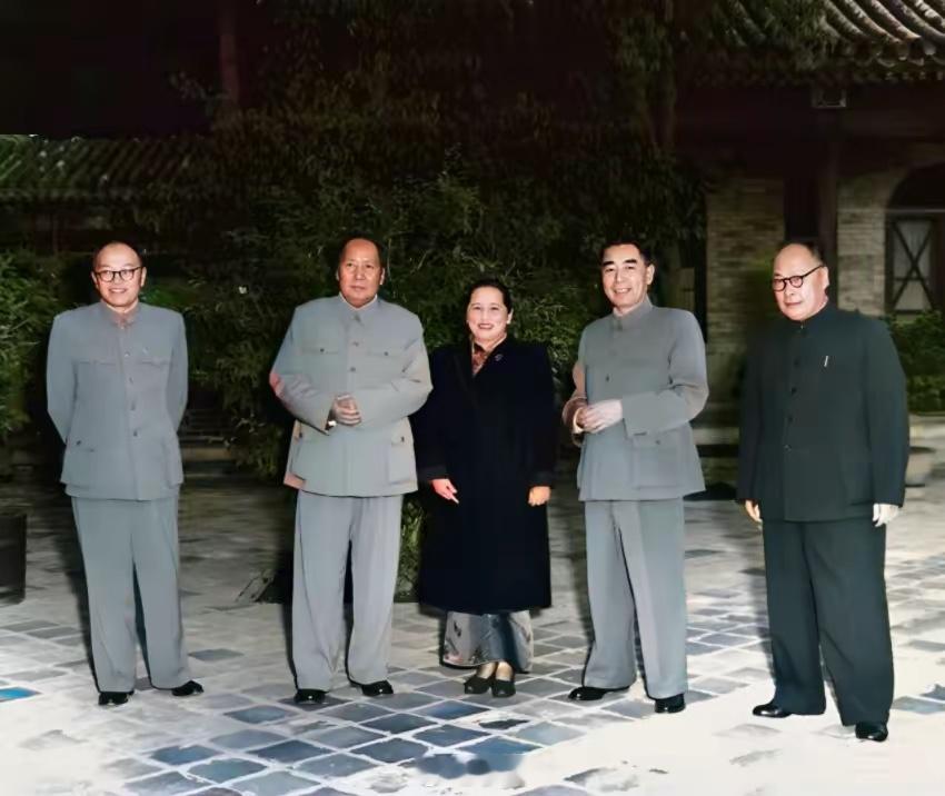 一张老照片，我看到了毛主席、周总理，站在中间的女士是谁？一时想不起名字了，有人知