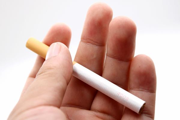 戒烟真正难的不是第一天，而是你以为自己已经赢了，然后又输回去的那一刻。烟草依