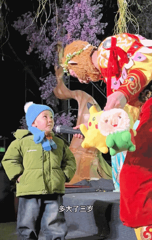 三岁东北小孩大大方方，不一样的可爱，和雪饼猴问答有来有回。雪饼猴问：“多大了”