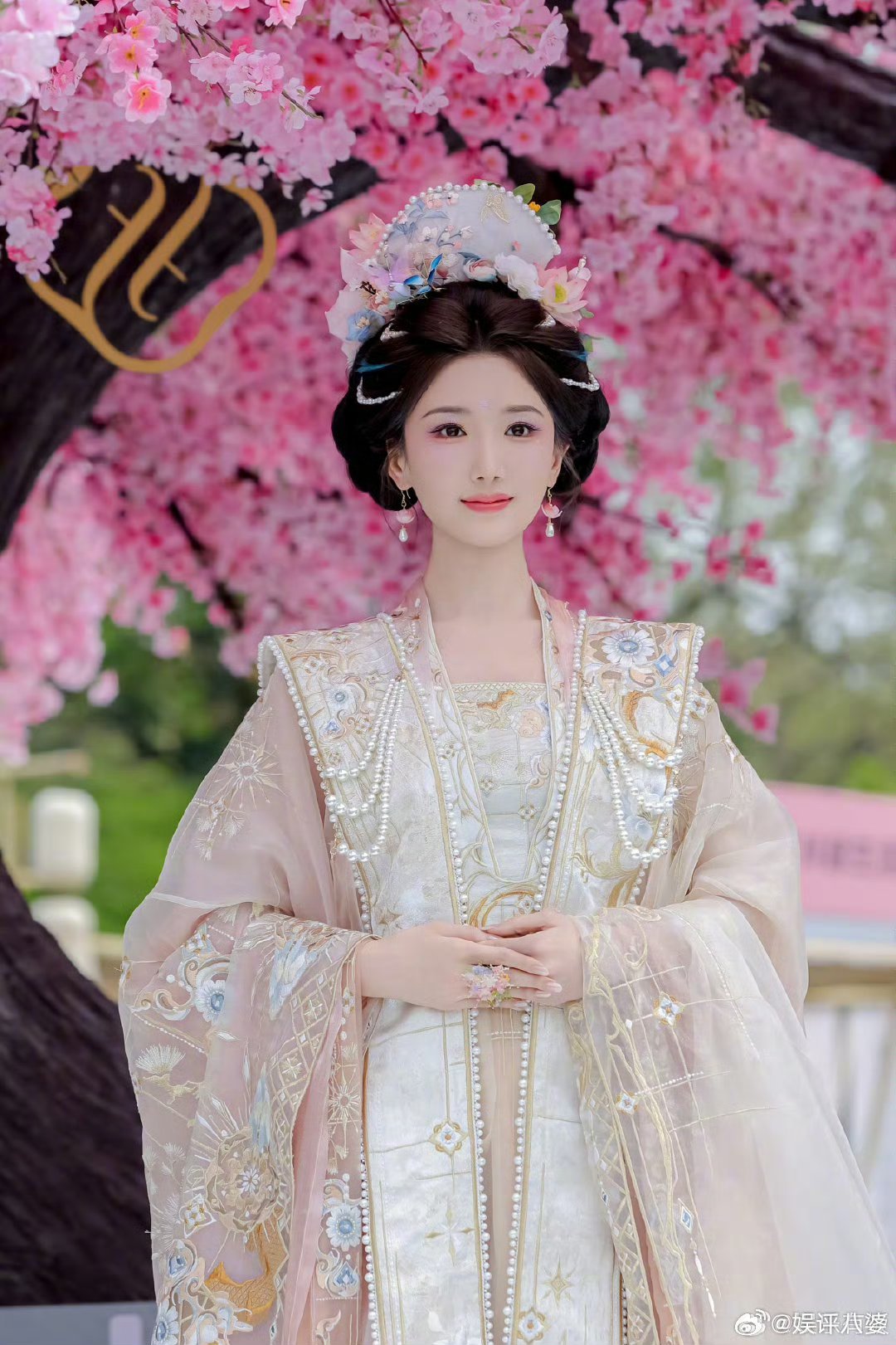 粉紫花神妆糅合春日灵气，浅粉花丝刺绣华服衬得毛晓彤温婉动人✨轻捻花枝倚油纸伞，