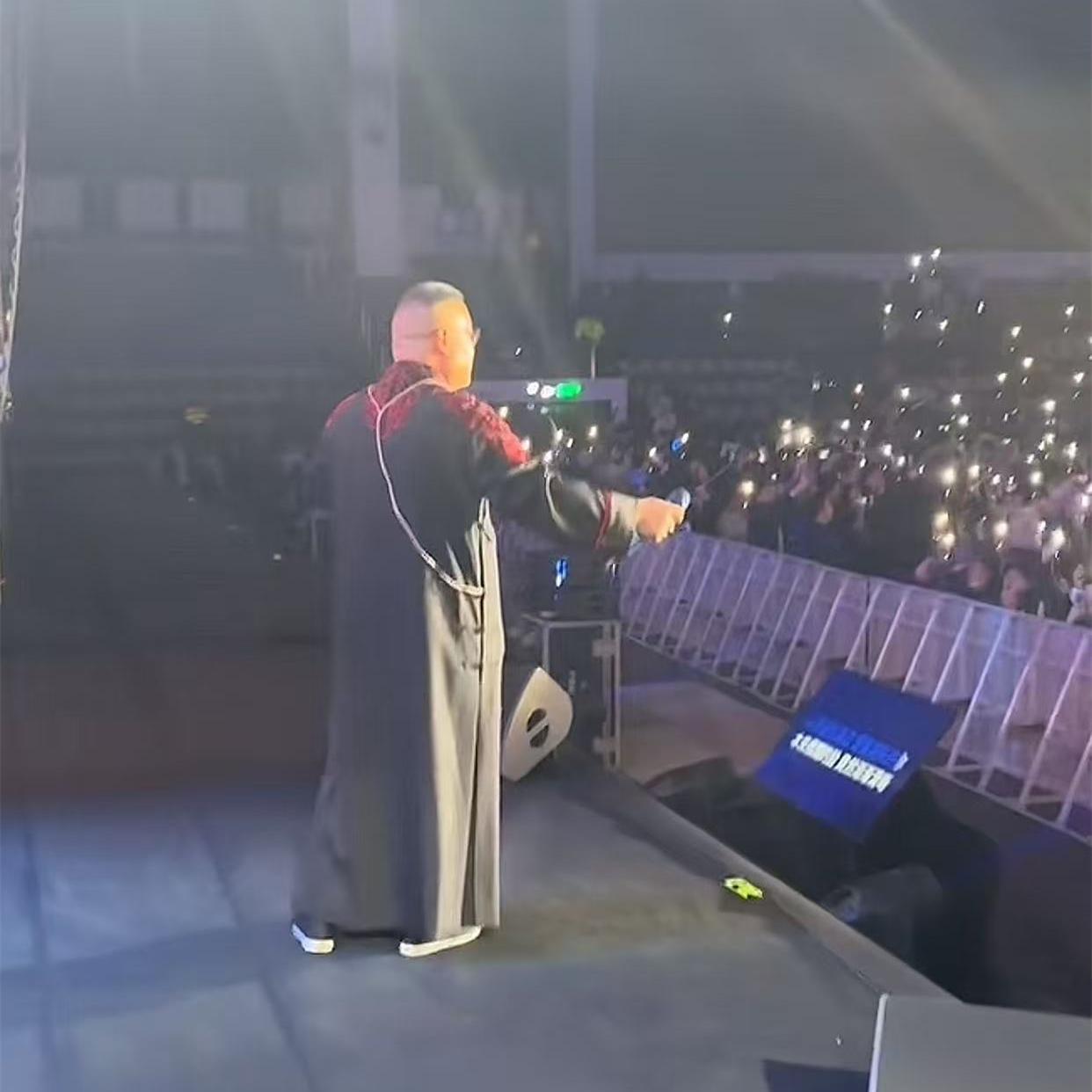 岳云鹏为了呼市的演出，特意定做了一身新刺绣大褂！呼市观众的热情，让岳云鹏大为感动