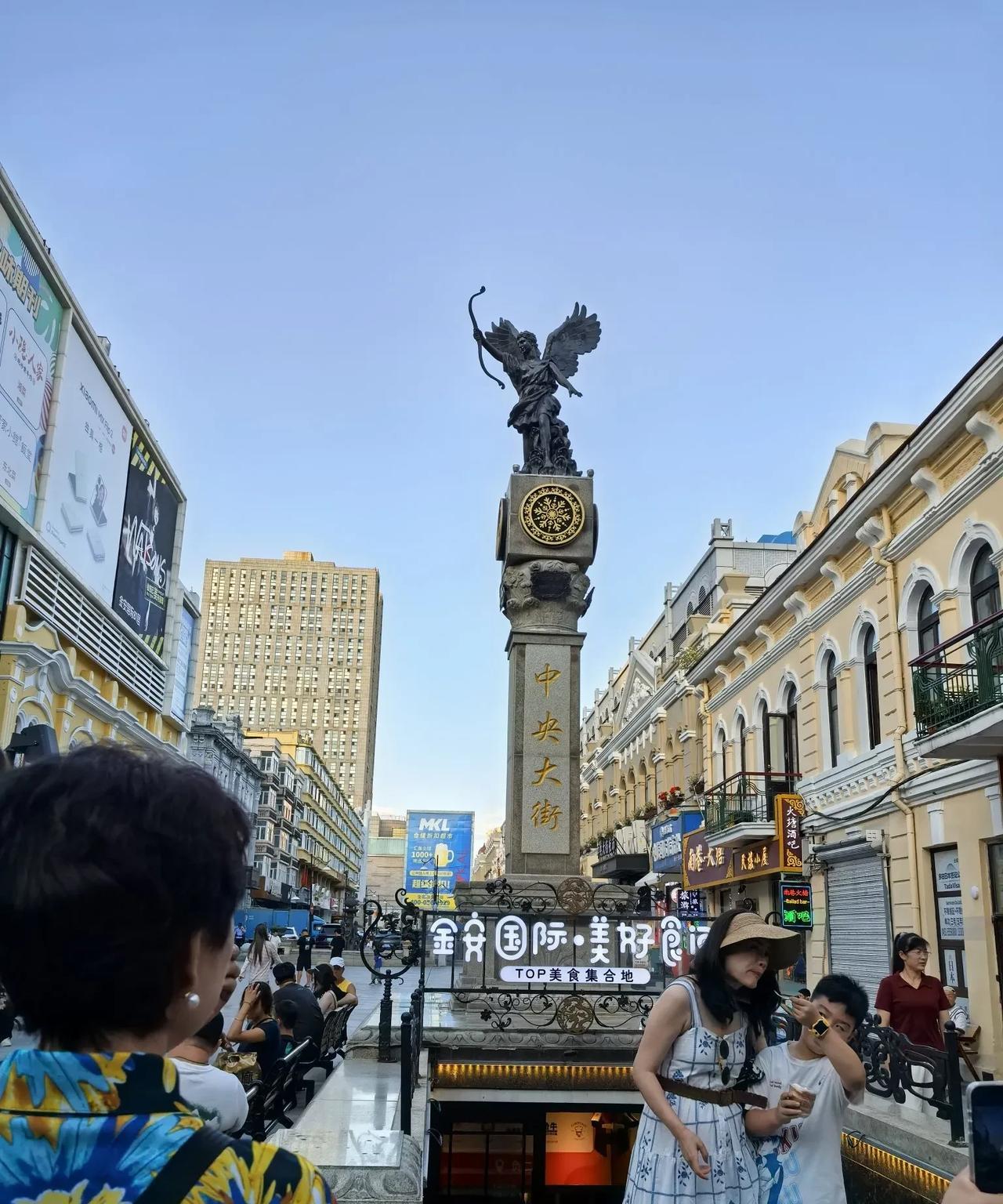 我走了这么多城市的步行街，还是觉得我们哈尔滨中央大街最美！不是老王卖瓜自卖自夸，