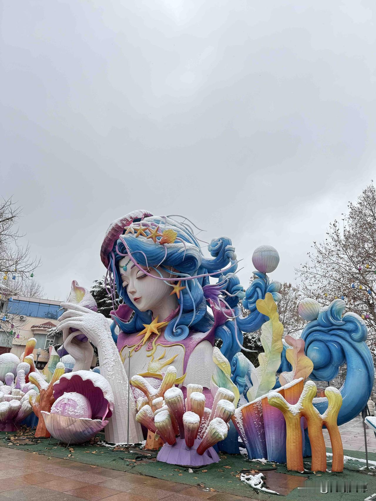 昨天上午我去青岛中山公园看雪去了，夜里醒来看到窗外白雪茫茫心情很好，天气不算太冷