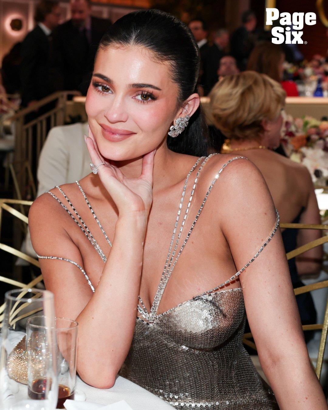 凯莉·詹娜(KylieJenner)是一位美国电视名人、模特儿、社交名媛和商