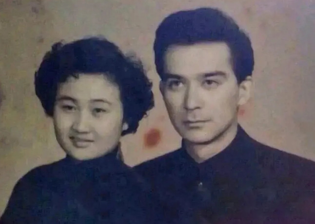 1963年，石油专家王德民，因为长得英俊，追他的女孩排成长队，他烦得眉头紧皱，放