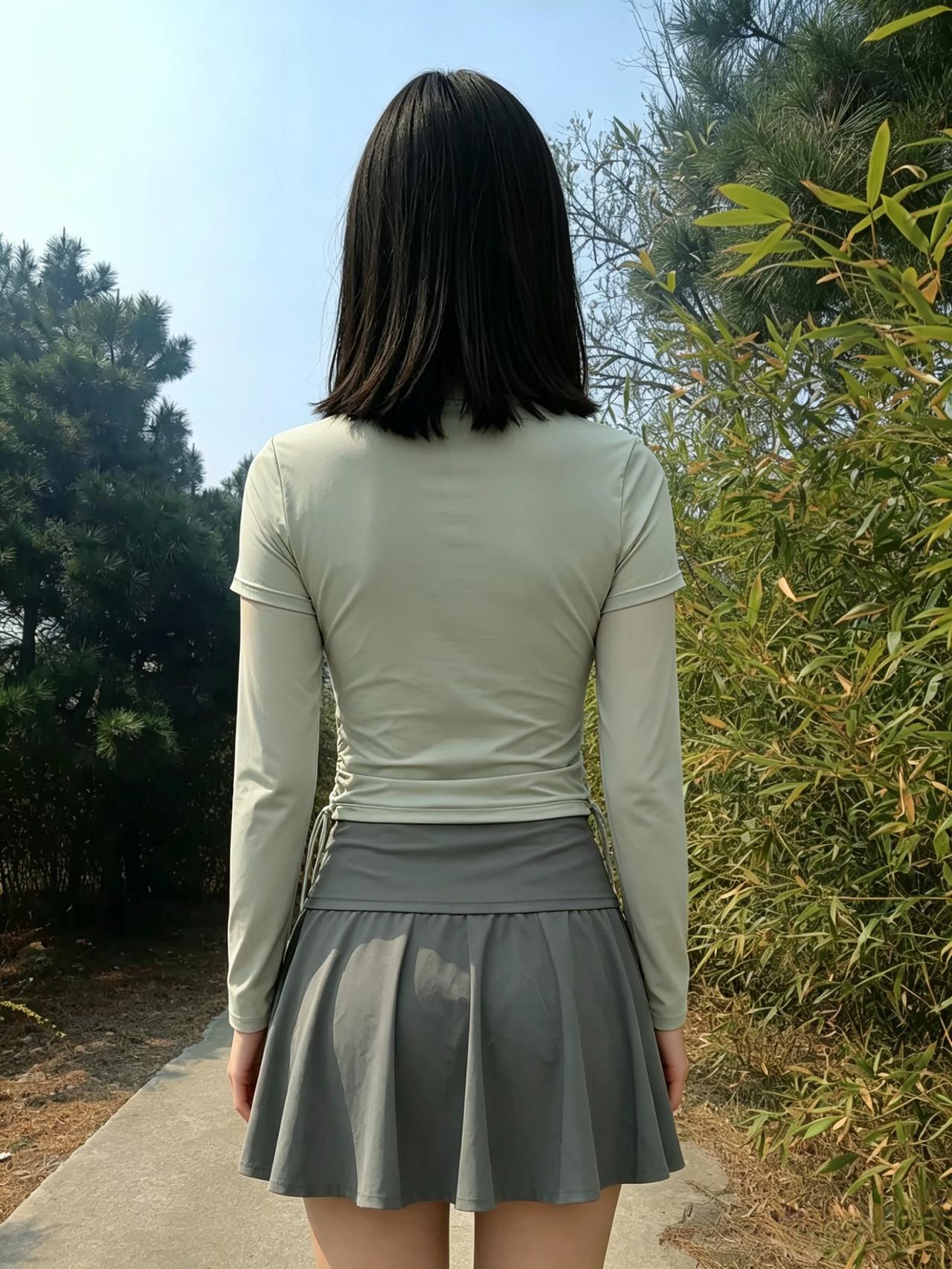 青丝如瀑映花繁，背影亭亭立春园。不用回眸惊俗世，东风已自醉芳颜。