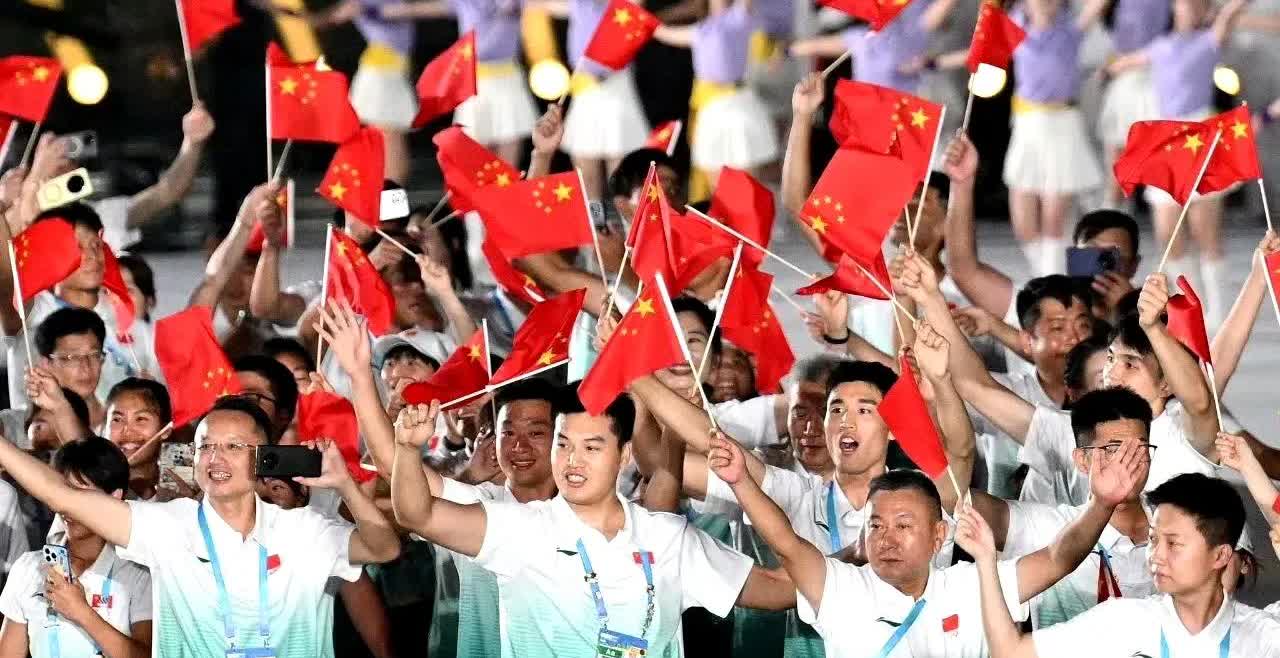 成都世运会开幕式不走寻常路，有5个没想到。1、开幕式大胆选在户外“天