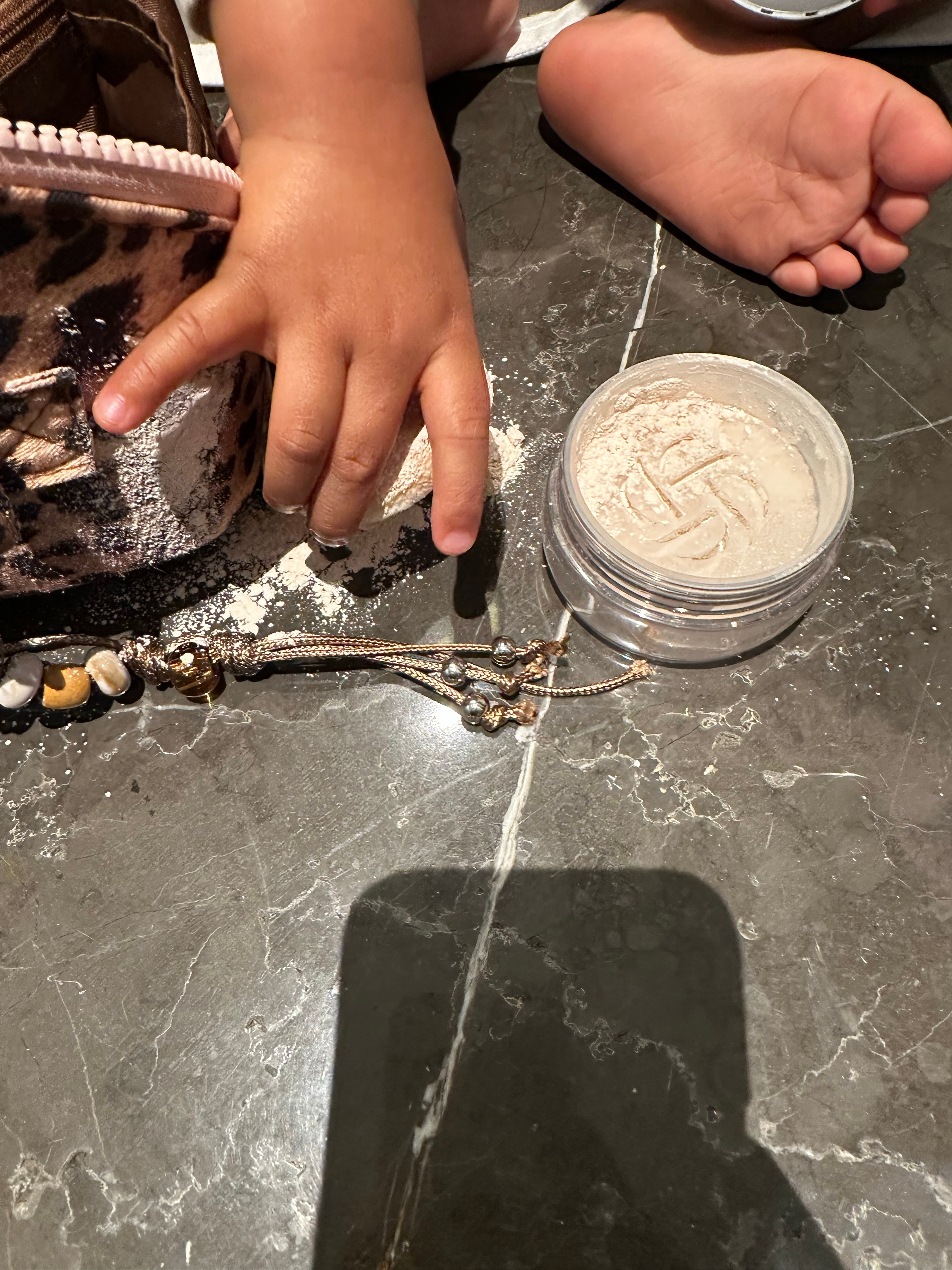 孩子热情地要帮我化妆
