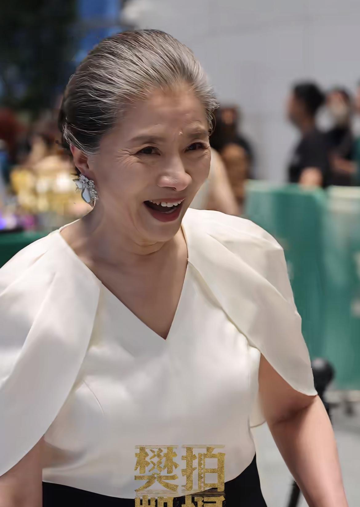 我表妹亲眼见过迟蓬，她说了一个大实话。说现实里的迟蓬，根本不是电视剧上的模样