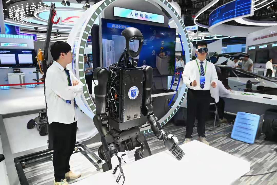 十年来，从“互联网+”到“数实融合”，从基础设施到产业生态，数字中国建设交出了一