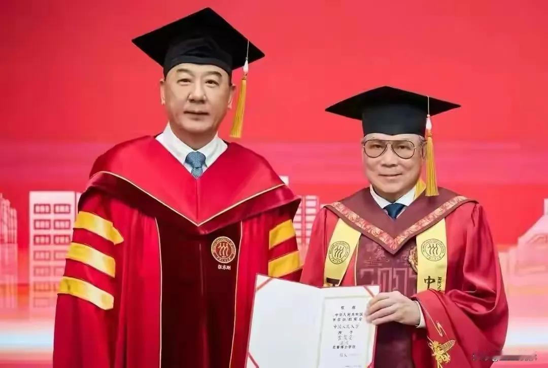 2026年1月14日，霍震霆在中国人民大学深圳研究院获授法学名誉博士学位，以表彰