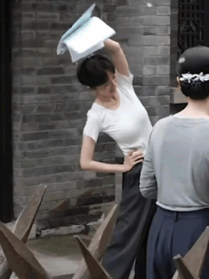 杨幂86年的，马上40了！但是她的身材依然宛如少女！你看她这身材，没有一点点